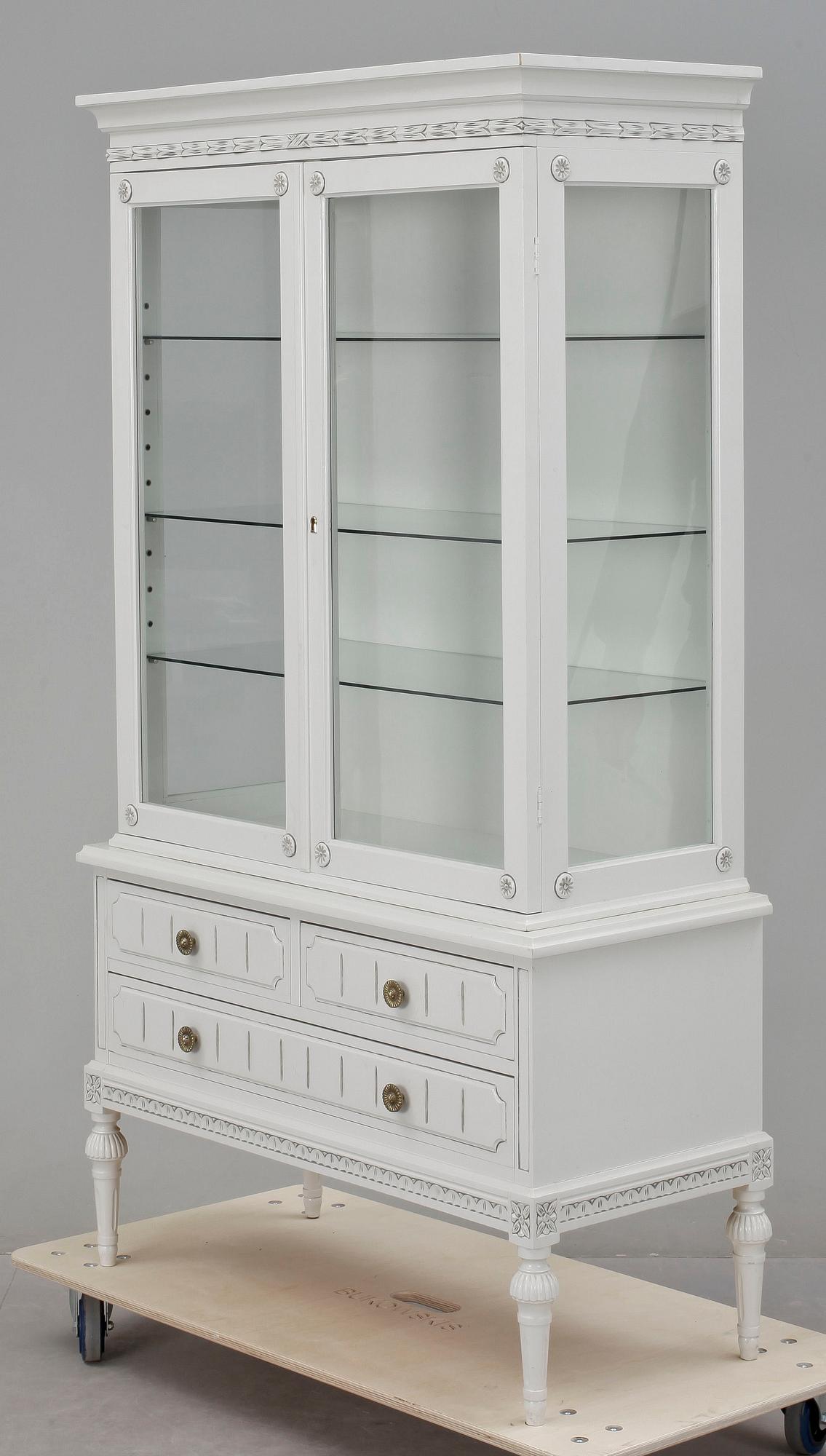 VITRINSKÅP, gustaviansk stil, 1900-tal.