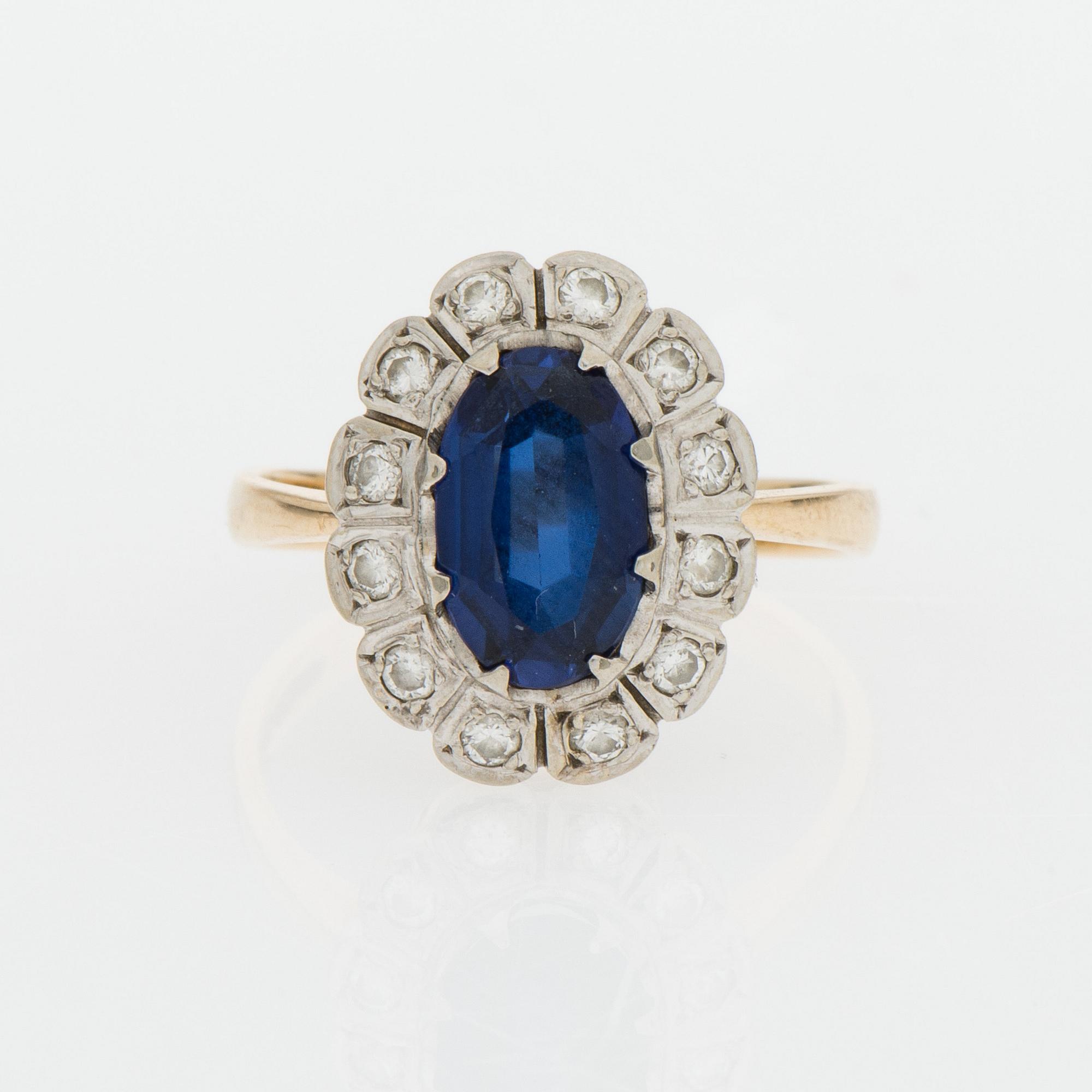 RING, 14K guld, briljantslipade diamanter, syntetisk safir. Pertti Aittila 1993.