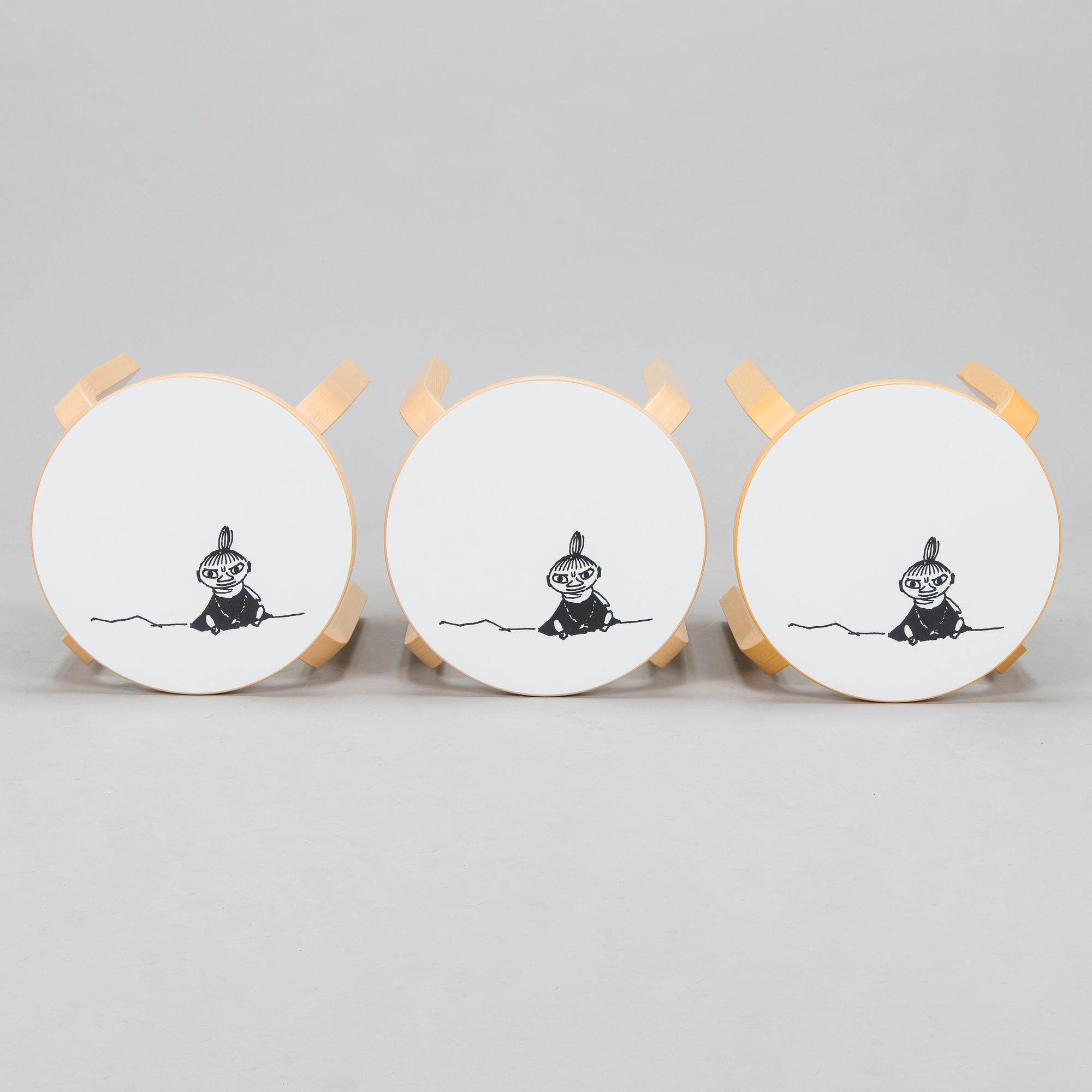Alvar Aalto, Lastenkaluste, 3 osaa,  pöytä ja jakkaroita 3 kpl, yhteistyö Moomin Characters 2013.