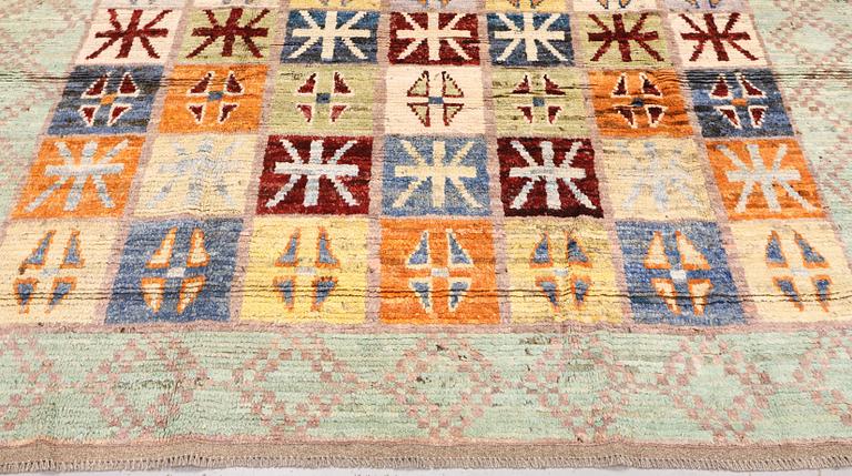 A Moroccan design carpet, c. 299 x 198 cm.