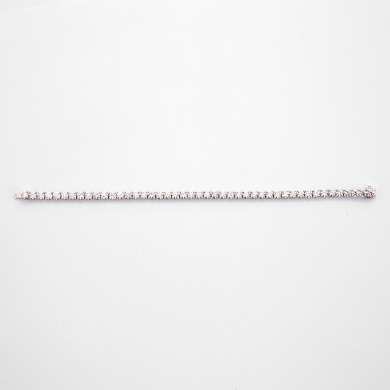 A line bracelet with 45 brilliant cut diamonds total carat weight ca 11.42 cts. Quality ca G-H/VS-SI.