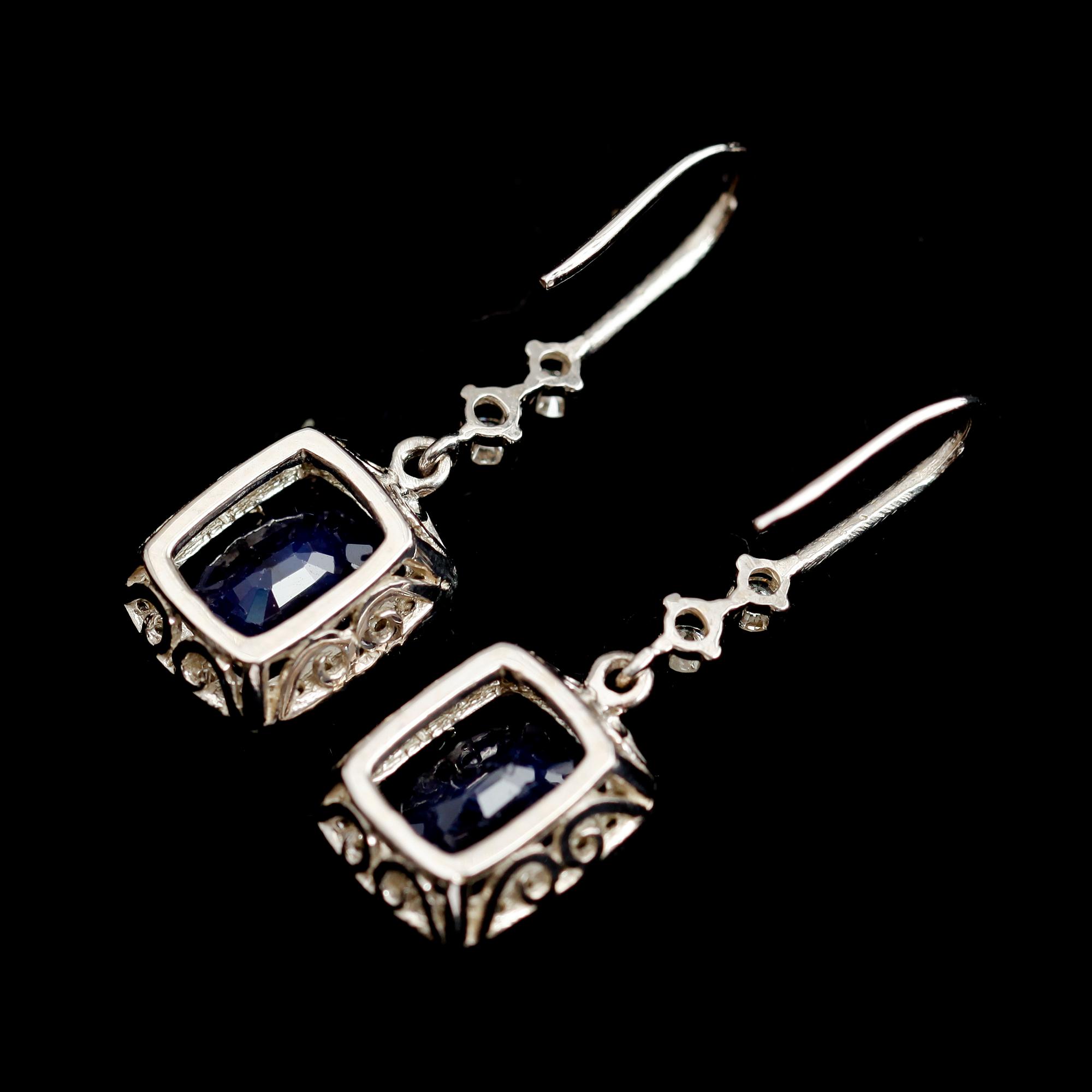 ÖRHÄNGEN, 1 par, 14 k vitguld, blå safirer tot ca 5.65 ct samt briljantslipade diamanter tot ca 0.65 ct. Vikt ca 4.60 gr.