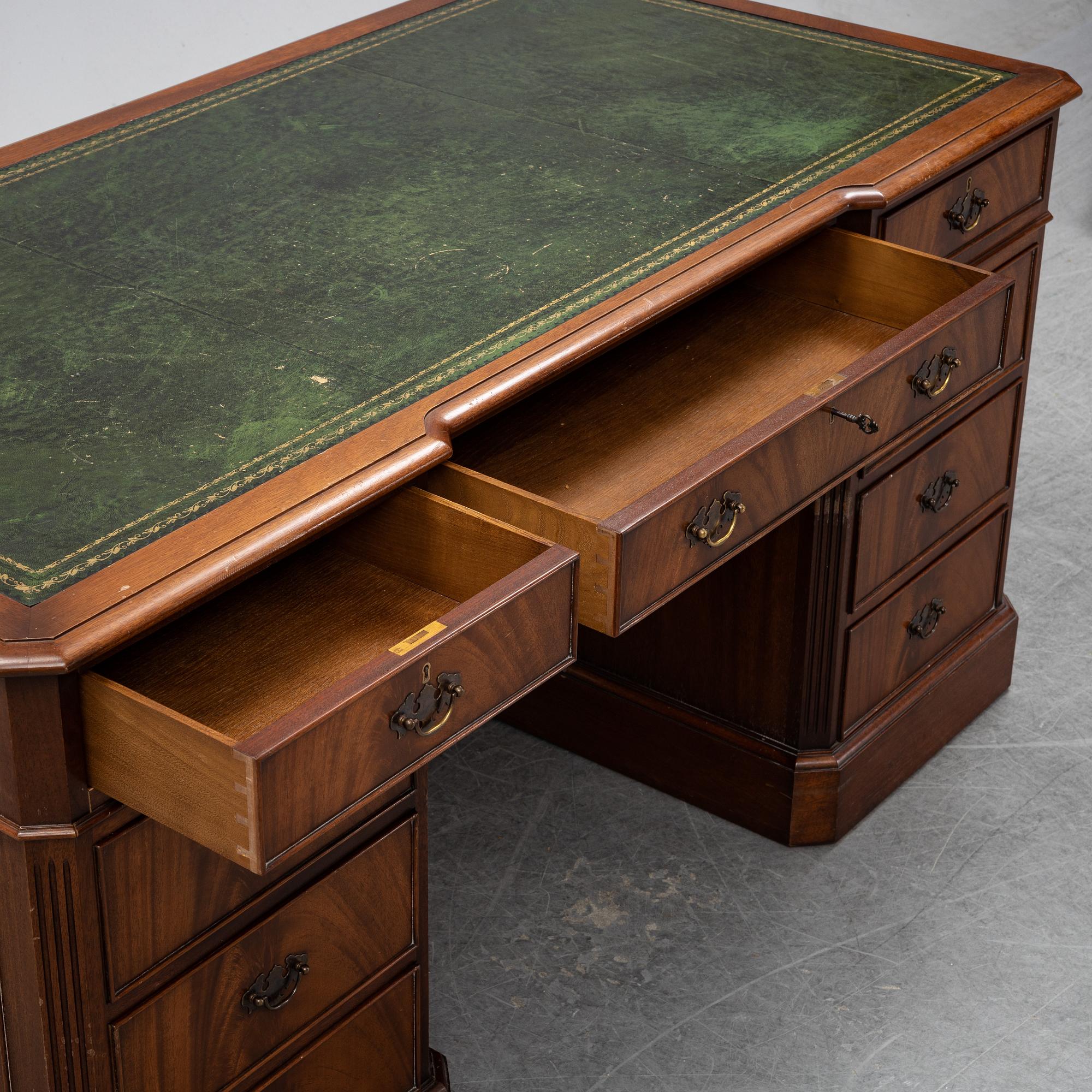 Skrivbord, engelskt, 1900-talets andra hälft, av Charles Barr.