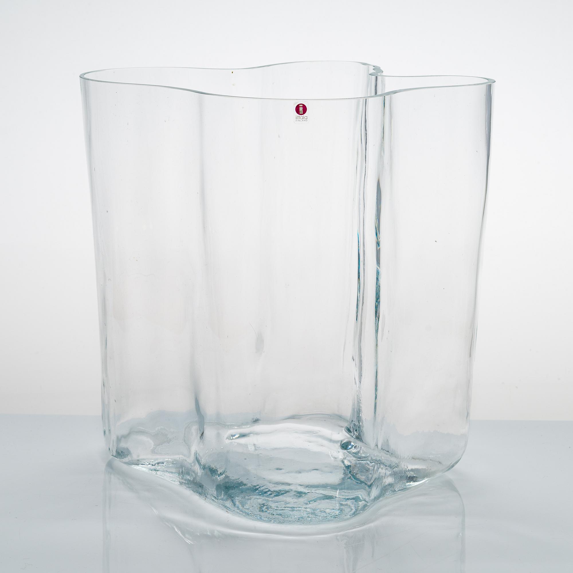 Alvar Aalto, vas 3031, signerad Alvar Aalto 12/1996.