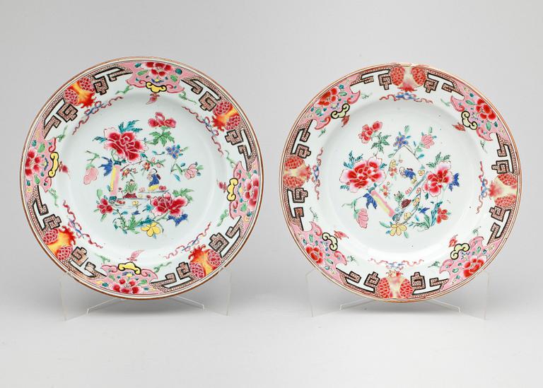 TALLRIKAR, ett par, porslin, Kina, Qing dynastin, Qianlong (1735-96).