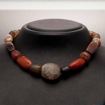 HALSSMYCKE, naturstenar samt glas, silverlås, 1900-tal.