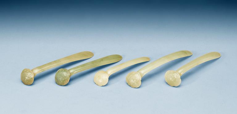 HÅRNÅLAR/RUYISTAVAR, fem stycken, nefrit. Qing dynastin.