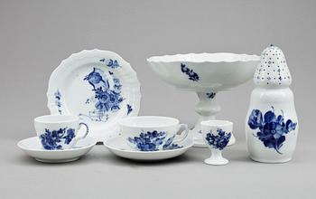 KAFFESERVIS, 34+1 delar, porlsin, "Blå Blomst", Royal Copenhagen, Danmark.