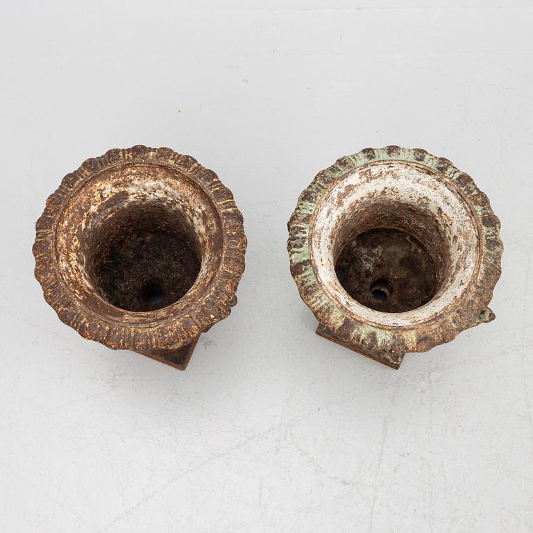 A pair of garden urns, 20th century.