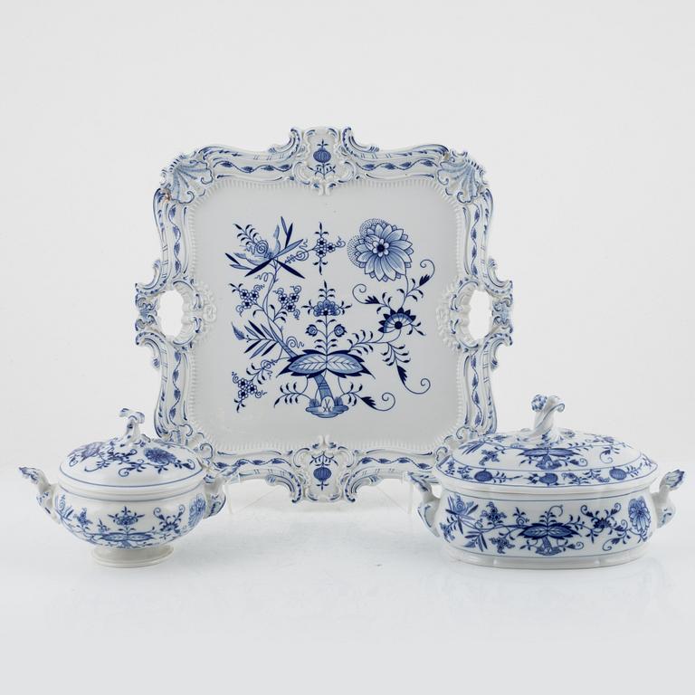 Servisdelar, 3 st, porslin, "Zwiebelmuster/Lökmönstret", Meissen, 1900-talets första hälft.