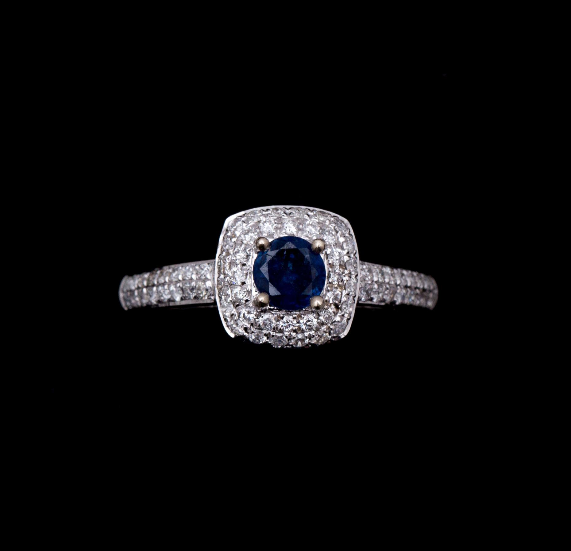 RING, 14 k vitguld med safir samt brilantslipade diamanter ca 0,30 ct. Vikt ca 3 g.