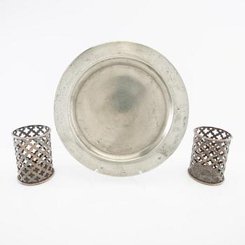 Firma Svenskt Tenn, flaskställ ett par av vitmetall modell nr 2562, samt fat av tenn, Stockholm 1900-talets andra hälft.