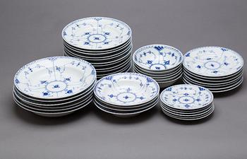 SERVIS, ca 65 delar, "Musselmalet", halvblond, Royal Copenhagen.