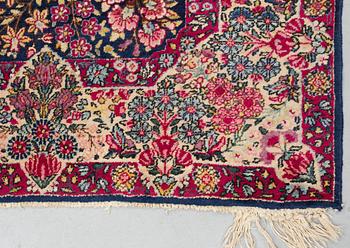 A rug, semi-antique Kerman, ca 218 x 140,5 cm.