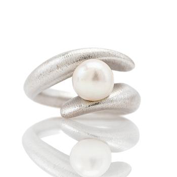 Ole Lynggaard, ring, 18k white gold with pearl.