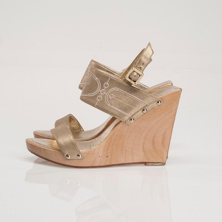 SKOR, Versace.