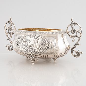 A silver jardinière, 20th century.