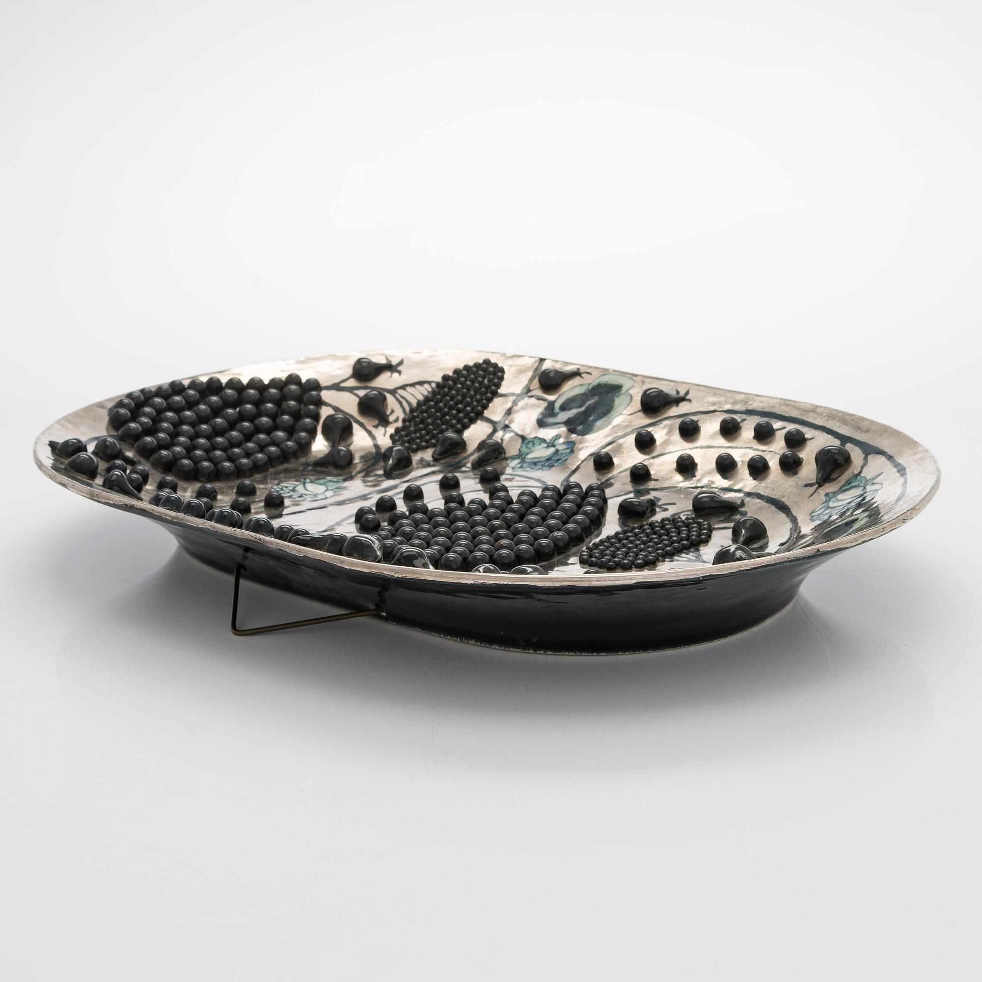 Birger Kaipiainen, a stoneware decorative dish signed Kaipiainen Arabia.