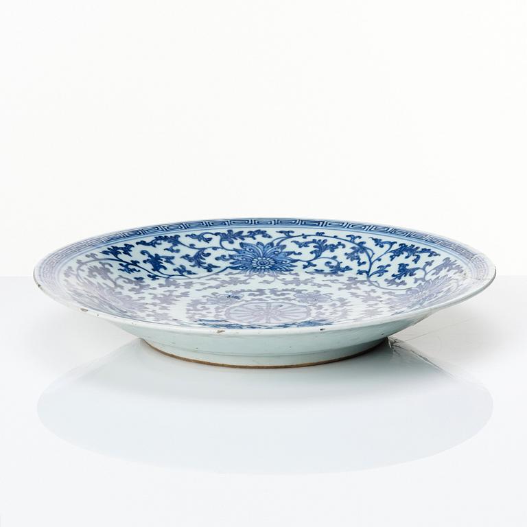 A Chinese blue and white dish, late Qing dynasty.