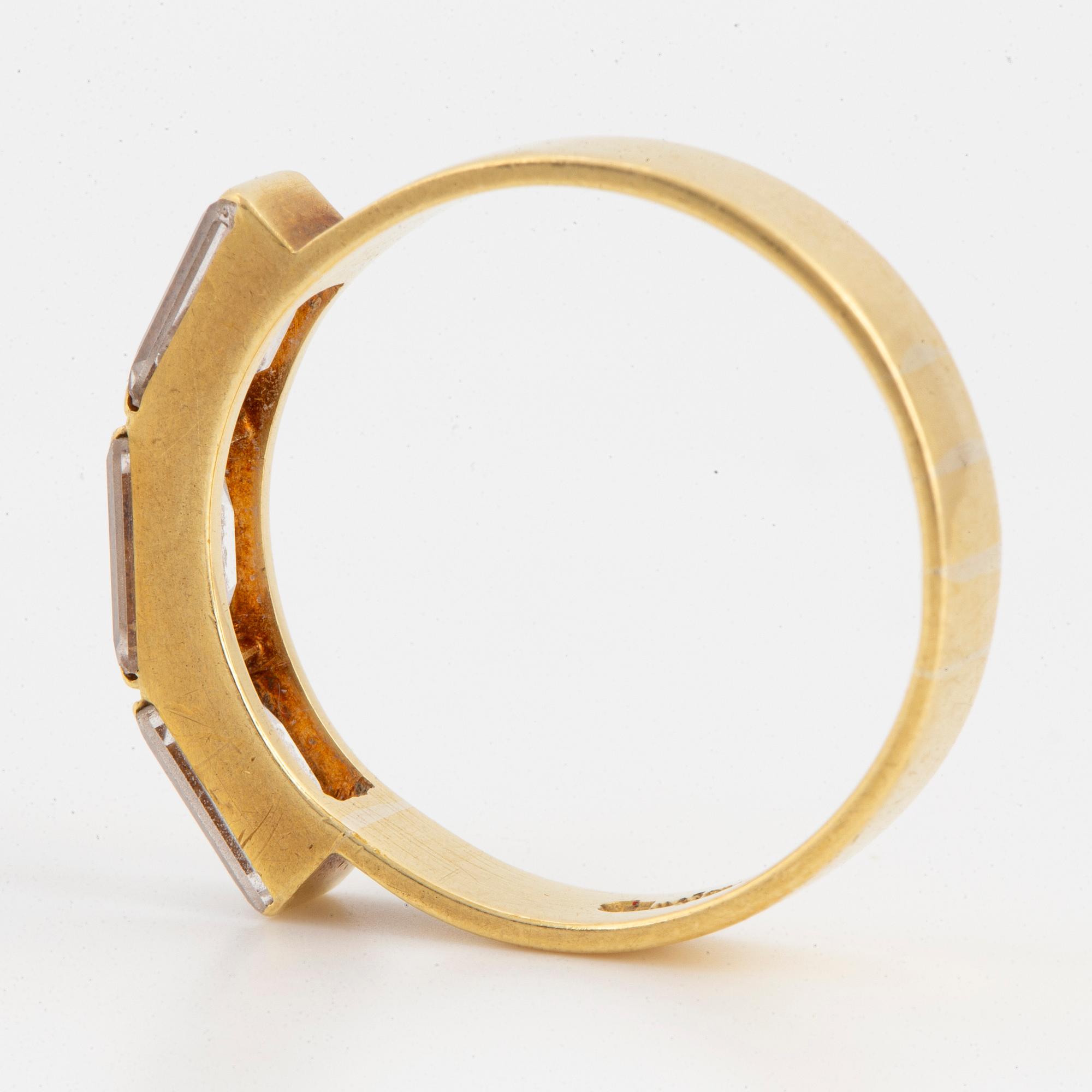 A Wiwen Nilsson faceted rock crystal ring.