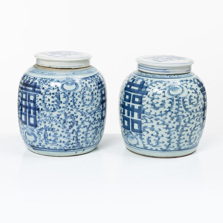 A pair of Chinese blue and white porcelain jars with covers, late Qing dynasty/around 1900.