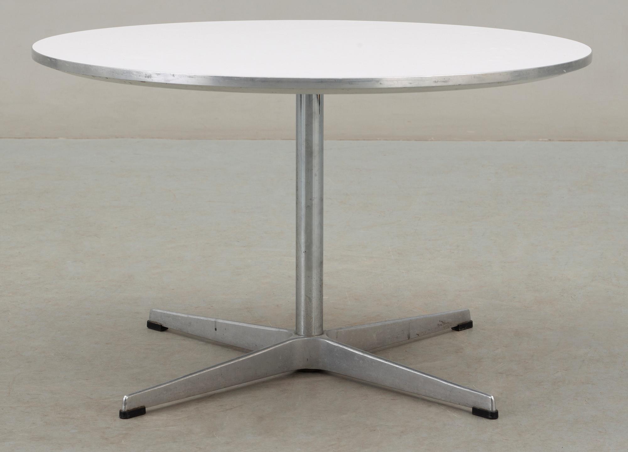 BORD, Arne Jacobsen för Fritz Hansen, Danmark. Etikettmärkt.