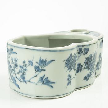 Tekök/ställ, porslin, Japan, sen Meiji/Taishō, tidigt 1900-tal.