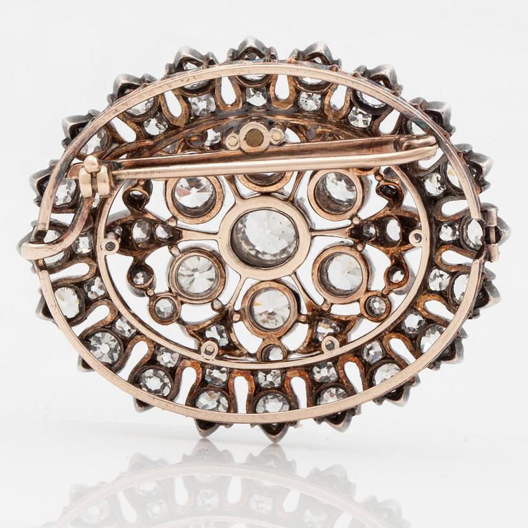 BROSCH med gammalslipade diamanter totalt ca 9.40 ct, mittsten ca 1.10 ct.