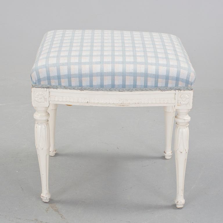 TABURETT, sengustaviansk, omkring 1800.