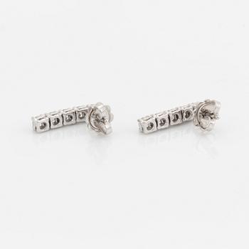 Örhängen, med briljantslipade diamanter.