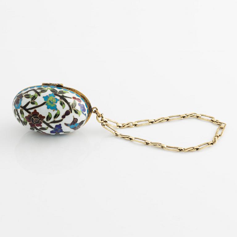 Armand med medaljong i form av ägg med cloisonné-emalj.