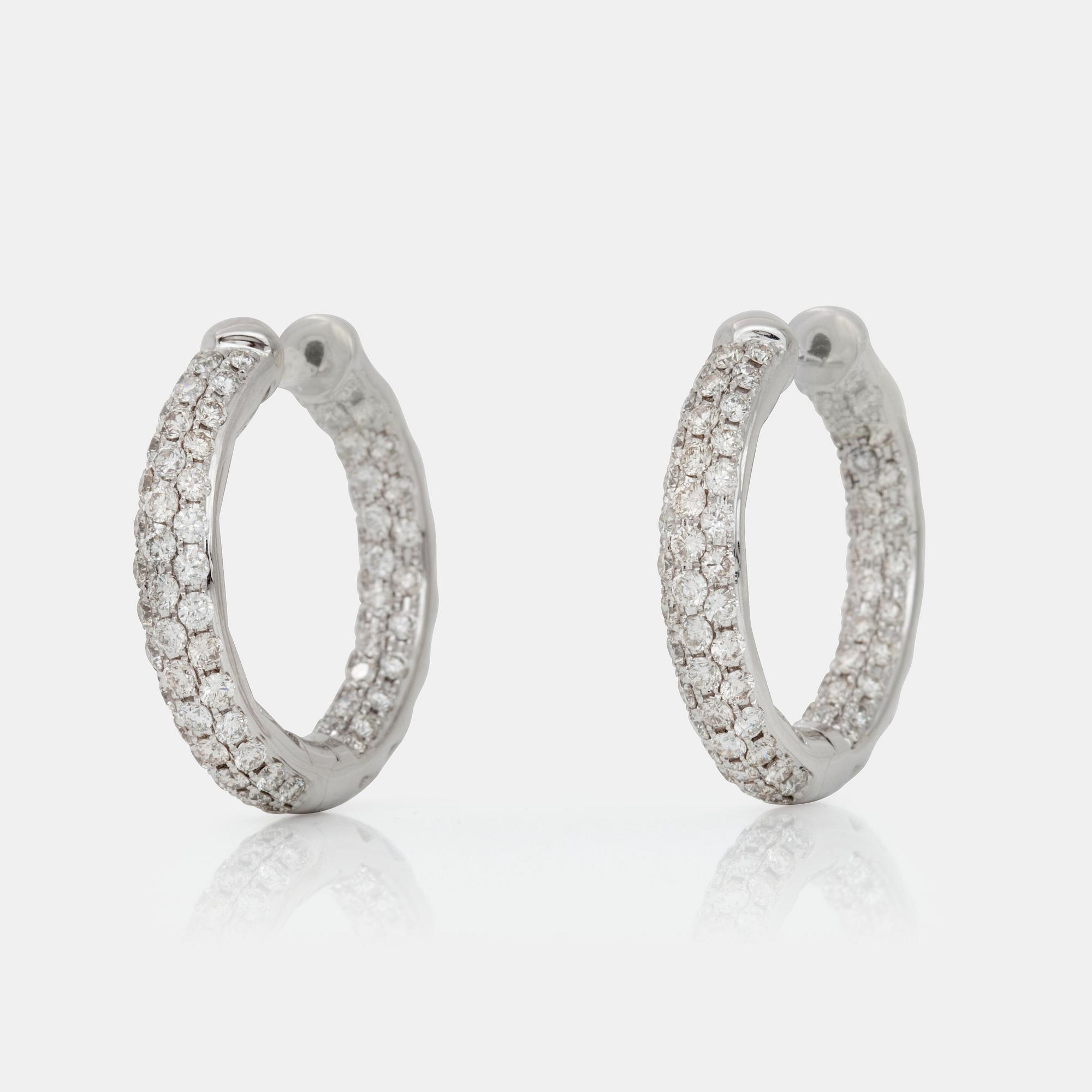 ÖRHÄNGEN med briljantslipade diamanter totalt2.58 ct enligt gravyr.