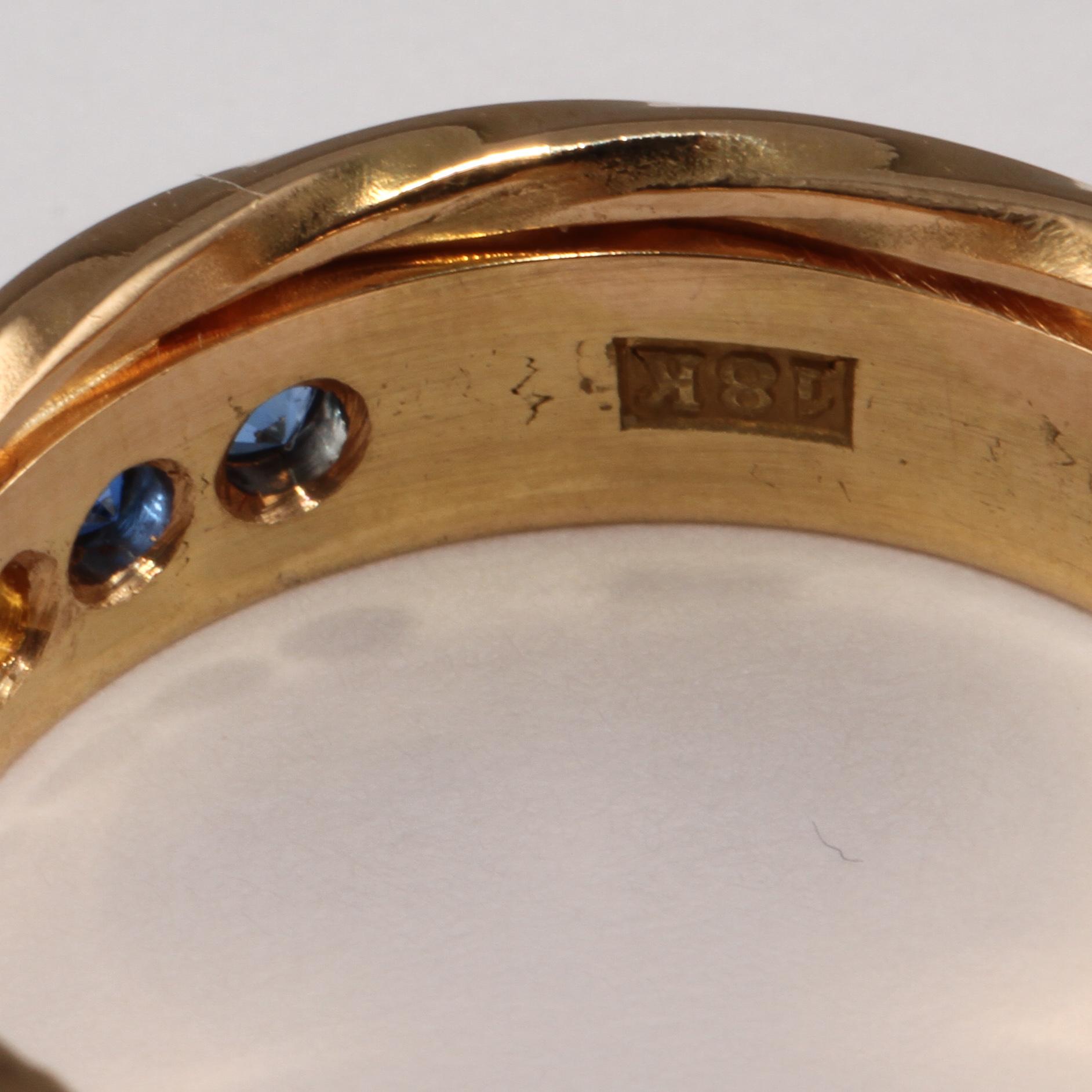 RING, 18k guld med fasettslipade styntetiska stenar. Vikt 11 g.
