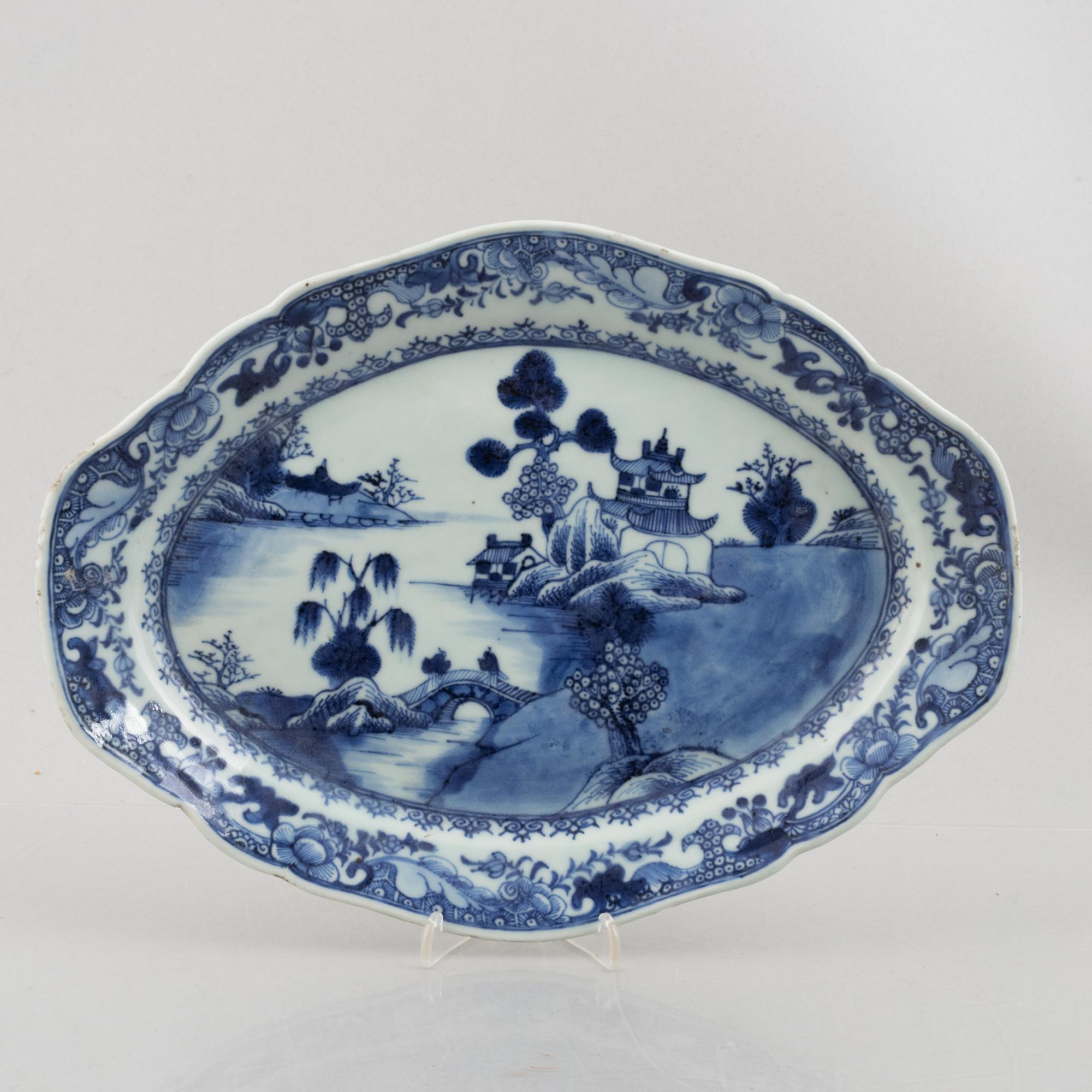 A Chinese export porcelain tureen with cover and a charger, Qing dynasty, Qianlong (1736-95).