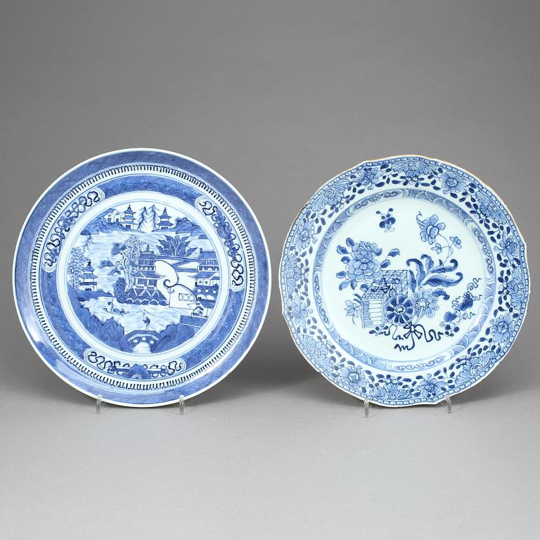 TALLRIKAR, 2 st, porslin Kina, Qingdynastin, 1700-tal - omkr år 1800.