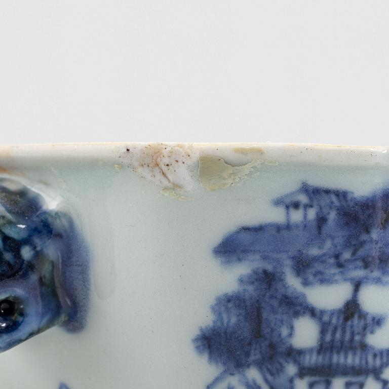 A blue and white small tureen with cover and stand, Qing dynasty, Qianlong (1736-95).