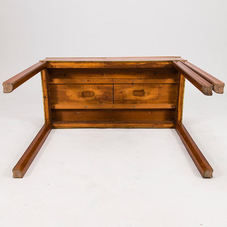 KUSTAVILAINEN PELIPÖYTÄ.