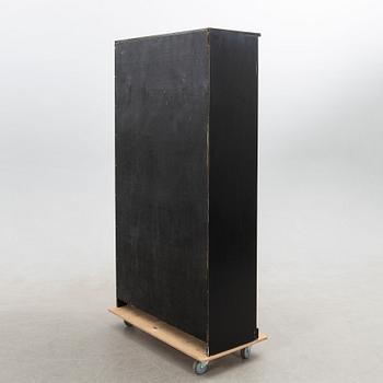 Vitrinskåp 2000-tal.