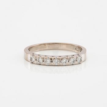 Half eternity ring in 18K white gold set with round brilliant-cut diamonds.