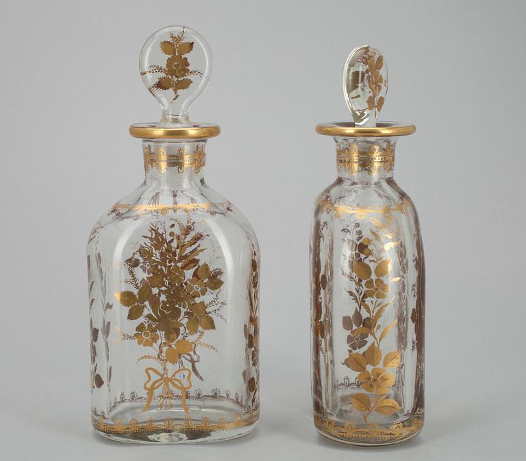 KARAFFER, ett par, glas, Louis XVI-stil, tidigt 1900-tal.