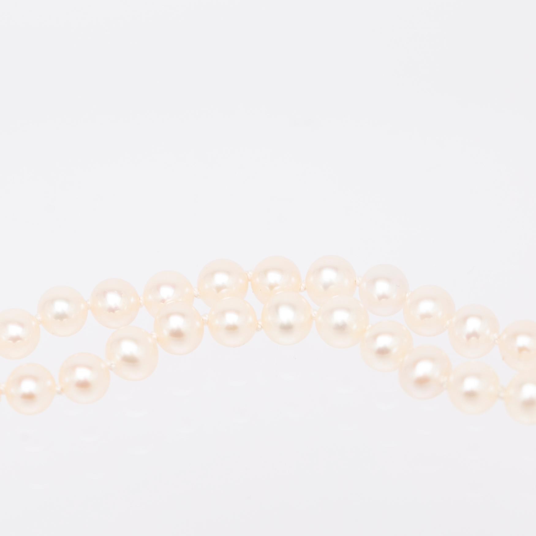 Necklace, freshwater pearls with a clasp in 18K gold.