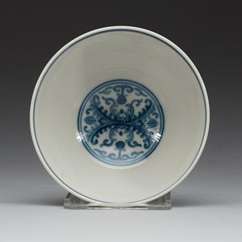 A blue and white bowl, Qing dynastin, with Jiaqing seal mark (1796-1820).