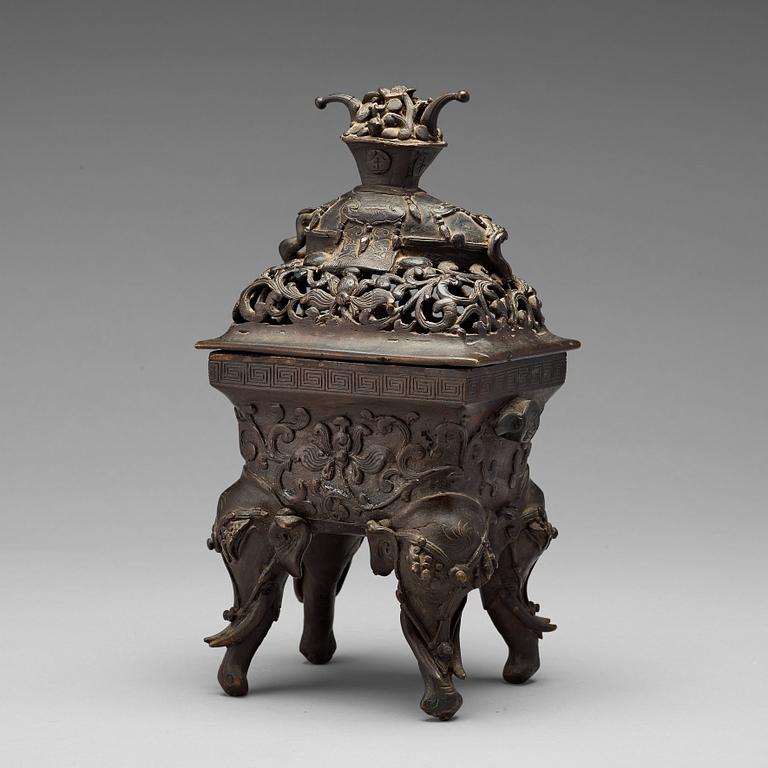 RÖKELSEKAR med LOCK, brons. Sen Qingdynasti, 1800-tal.