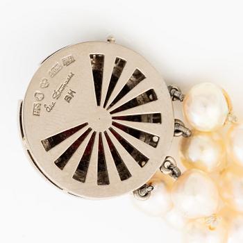 Collier Åke Strömdahl fyrradigt med odlade pärlor, lås 18K vitguld med granat och diamanter. Stockholm 1961.