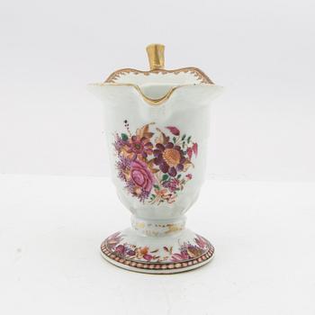 A Chinese export porcelain sauce boat, Qianlong (1736-95).