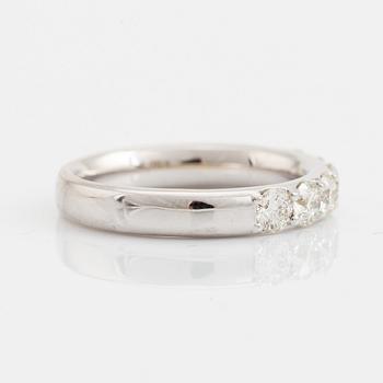 Ring, halvallians, med briljantslipade diamanter.