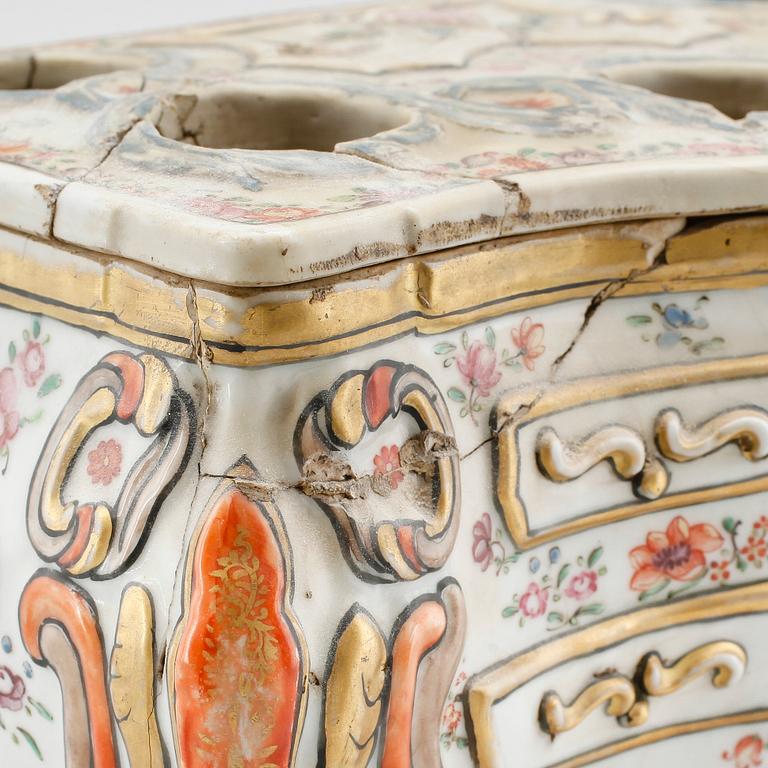 TULPANVAS, porslin, Kina, Qianlong 1736-1795.