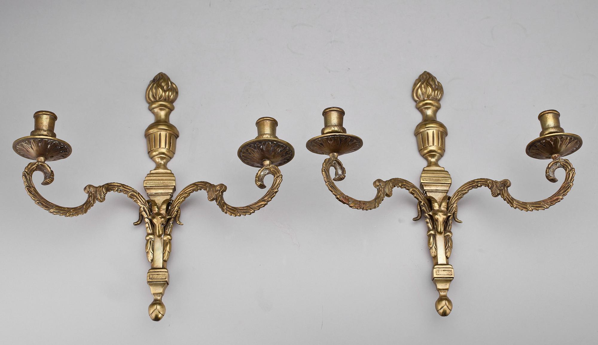 VÄGGLAMPETTER, ett par, mässing, Louis XVI-stil, 1900-talets början.