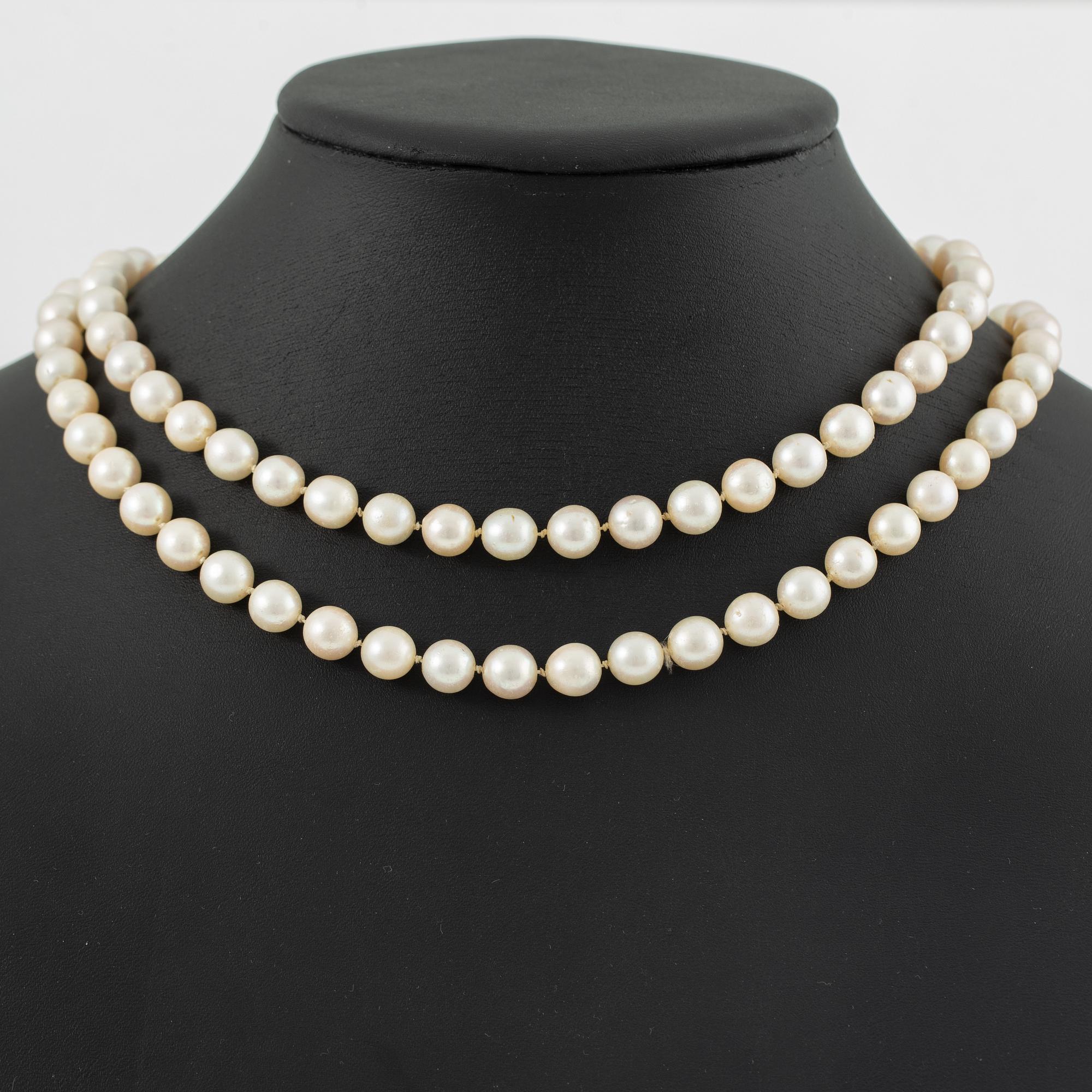 Necklace, longer model with cultured pearls, clasp 18K white gold set with octagonal-cut diamonds.