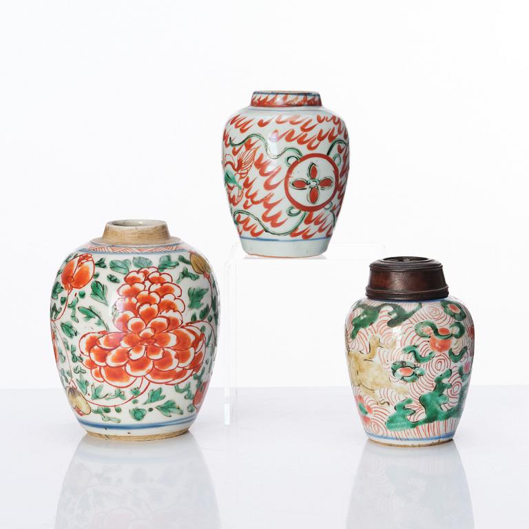 A set of three wucai jars, Transition, 17th Century.